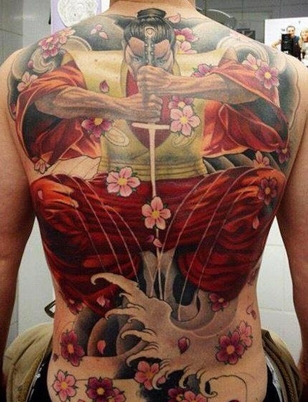 男性满背日本武士纹身
