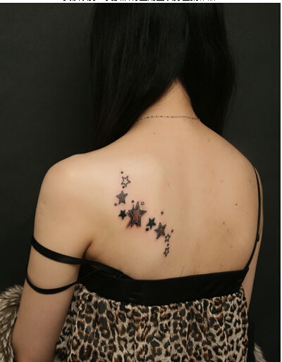美女肩背好看的五角星纹身图案图片