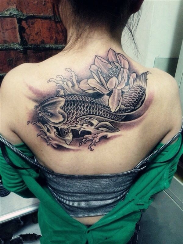美女背部好看的鲤鱼纹身