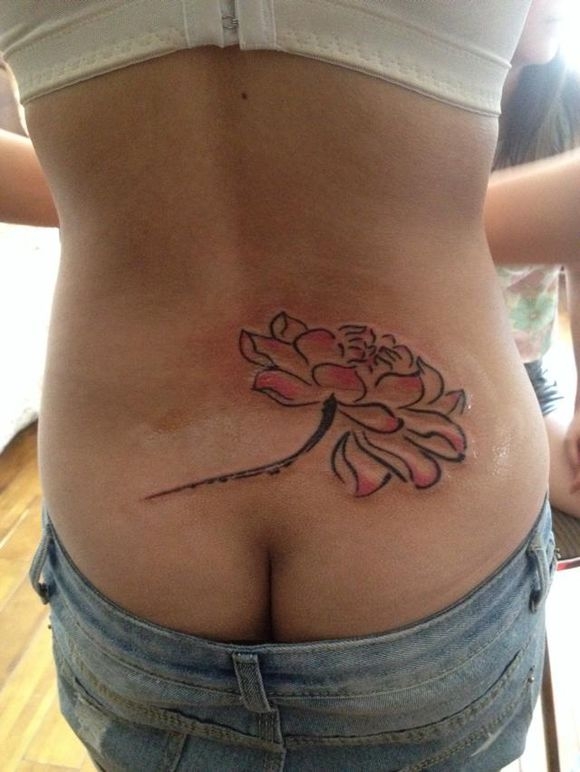 女性后腰莲花纹身图案