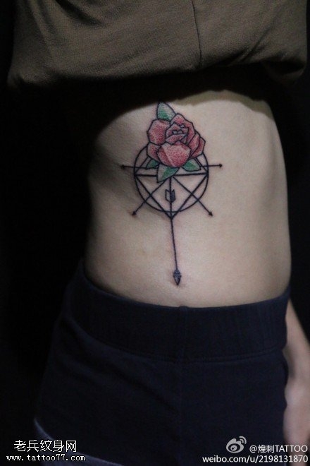女性侧腰彩色玫瑰花纹身图片