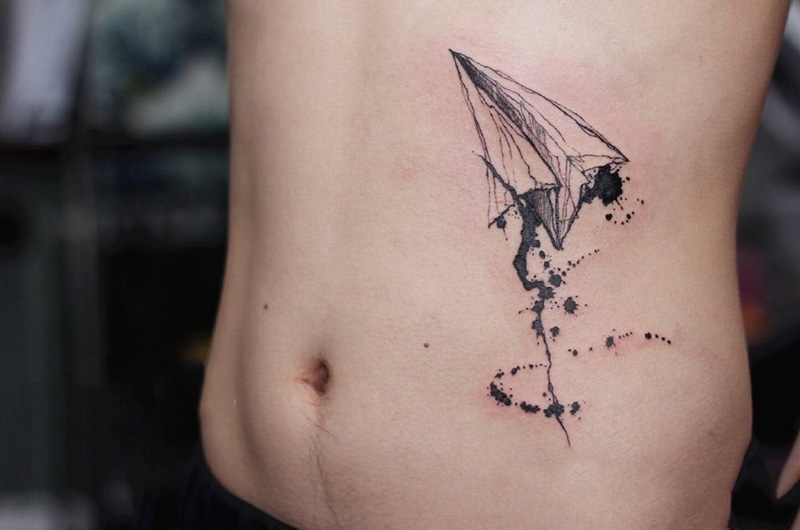 渴望飞翔的纸飞机，腰部泼墨纸飞机纹身