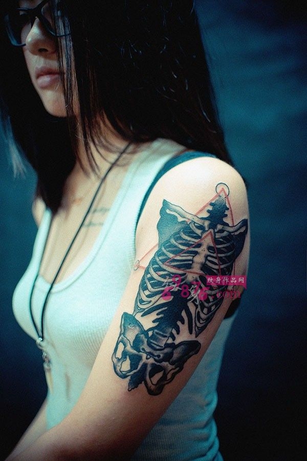 女生手臂创意骨架个性纹身图片