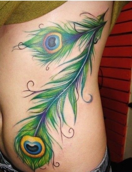腰部彩色的大型羽毛纹身图案作品
