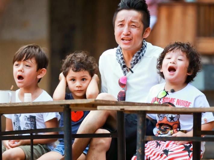 爸爸去哪儿3奶爸萌娃温馨剧照壁纸