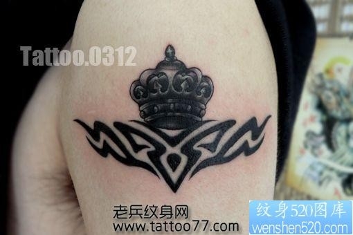 手臂经典流行的皇冠纹身图片