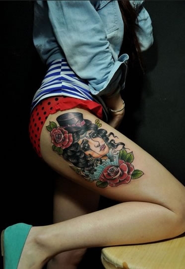 大腿上漂亮的卡通女孩图案彩色纹身
