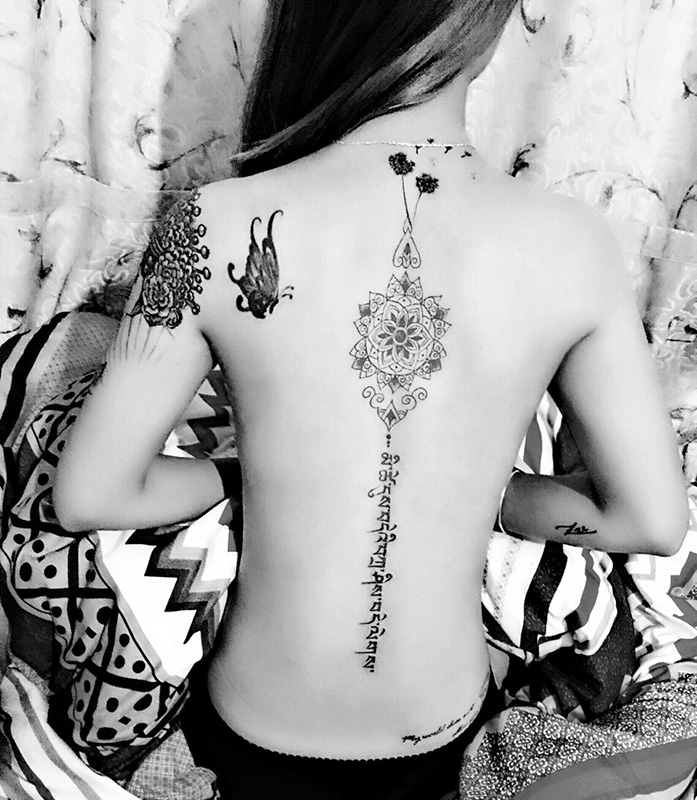 梵音绕梁，美女后背个性梵花图腾梵文纹身