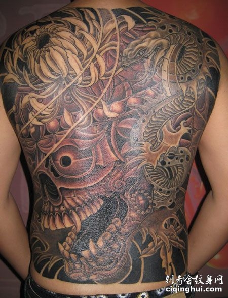 传统纹身满背 超级霸气的满背传统花旦纹身图案