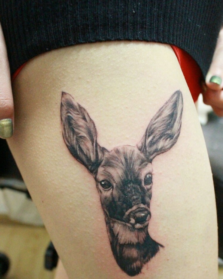 女生大腿可爱的鹿头纹身图片