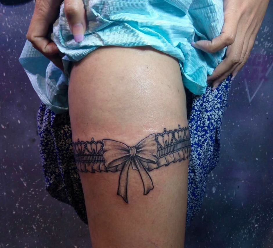 女生大腿处蝴蝶纹身图案很优美