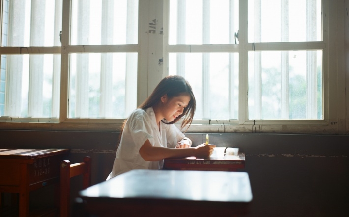 清纯美少女教室写真壁纸