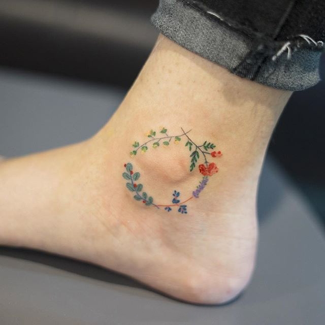 纹身脚踝小花 脚踝上漂亮的小花和英文字纹身图片