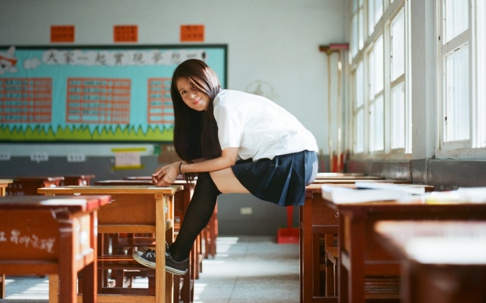 清纯美少女教室写真壁纸