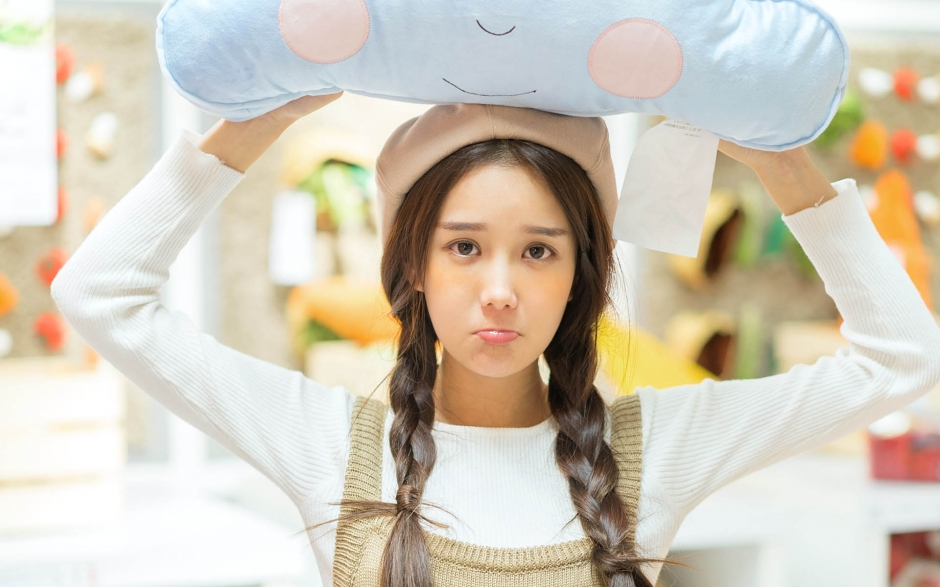 可爱清纯的双马尾美女高清桌面壁纸