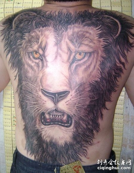 满背狮子纹身图片 美女满背霸气狮子纹身图集