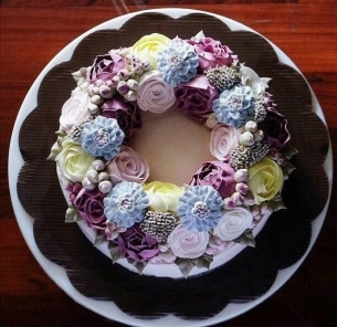 花朵蛋糕图片 两个蛋糕和花朵