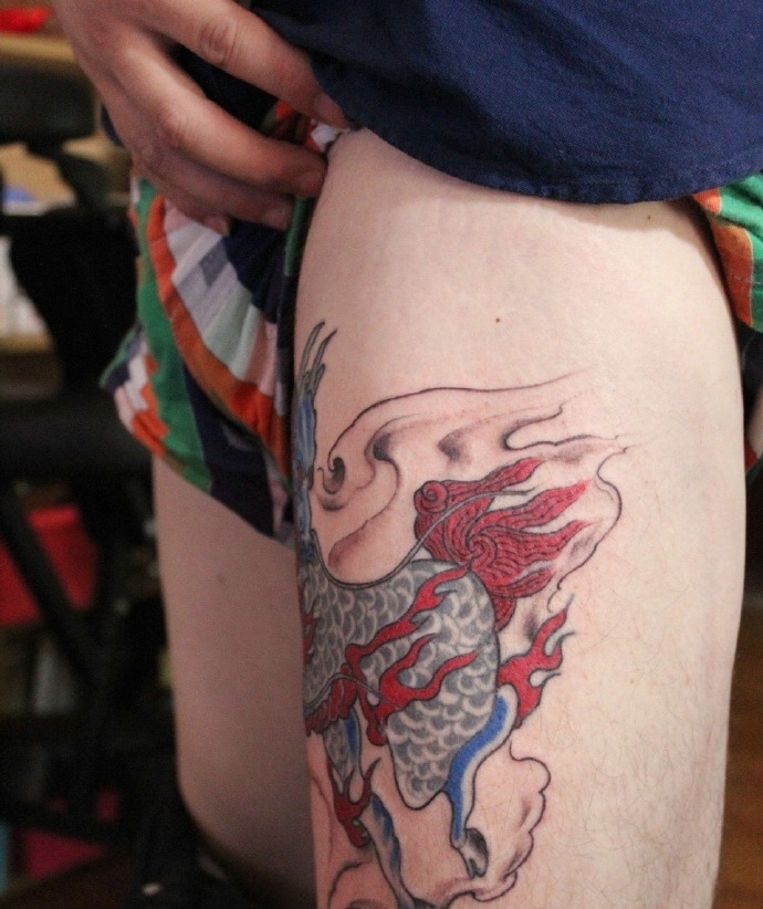 小麒麟纹身图 小腿上的碧眼麒麟纹身图案