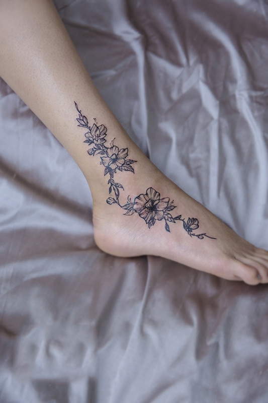 脚踝花纹身 脚踝部漂亮的花藤纹身