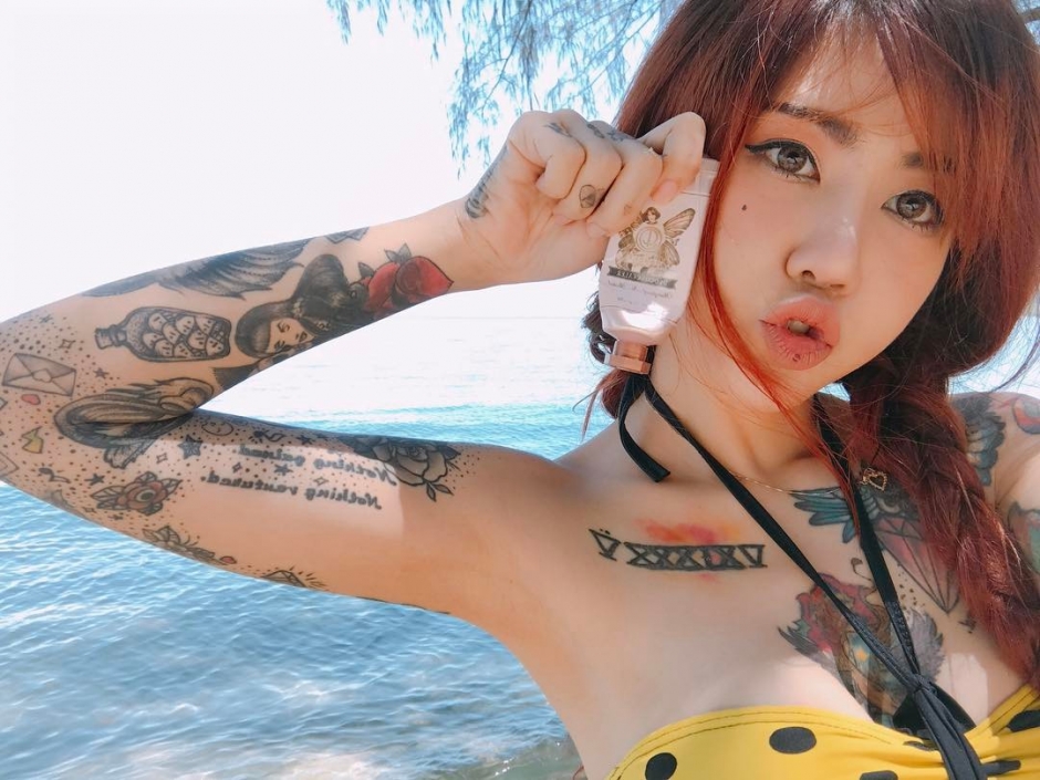 纹身美女Punyaphat Pongsub沙滩比基尼图片