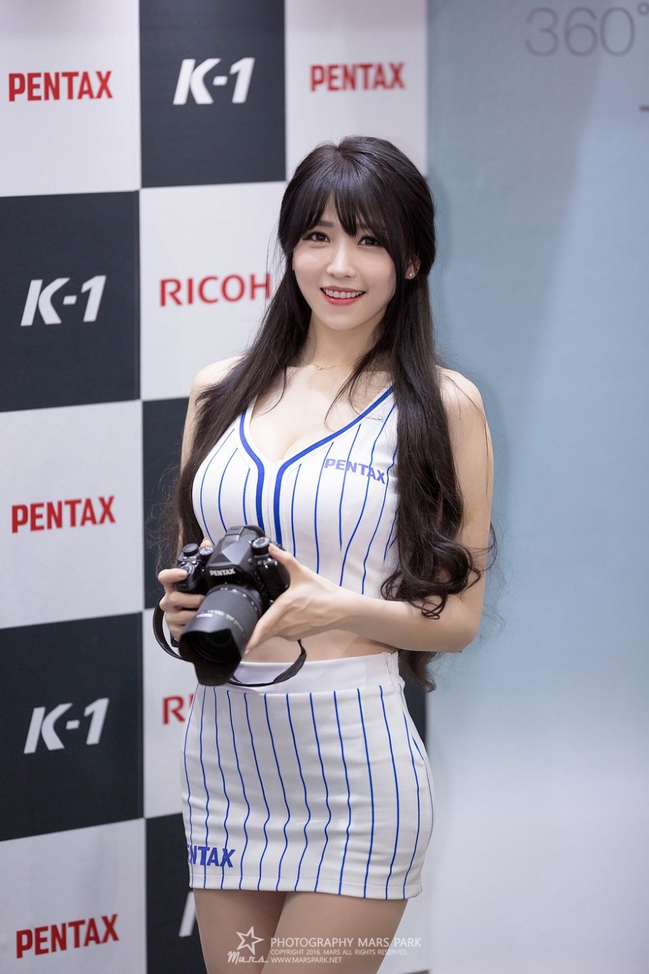 韩国美女车模李仁慧车展写真气质迷人