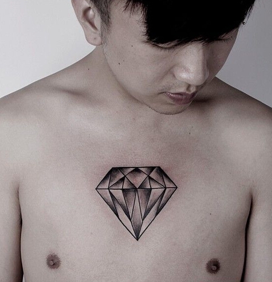 男人胸口个性钻石纹身