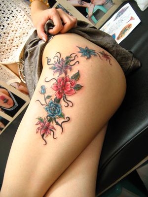 美女腿部漂亮的花卉纹身图案