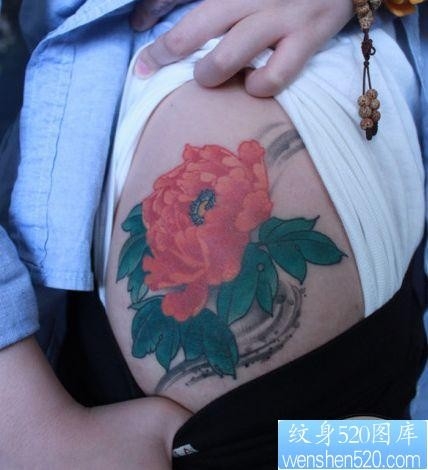 女孩子大腿上一款彩色牡丹花纹身图片