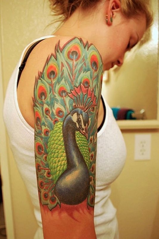 七彩梦幻，美女手臂色彩鲜艳的孔雀纹身