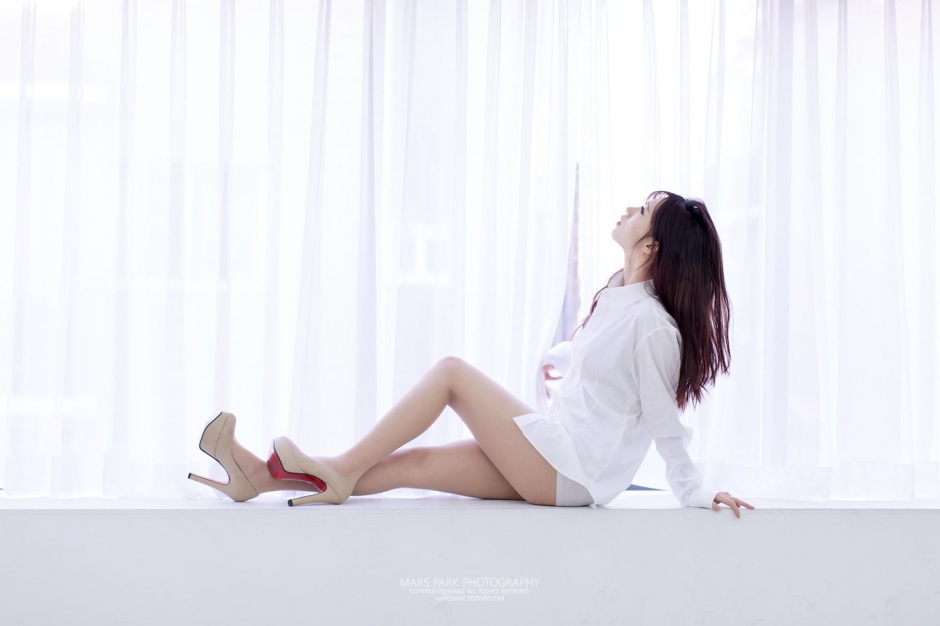 高挑美女宋珠娥超短裙写真长腿迷人