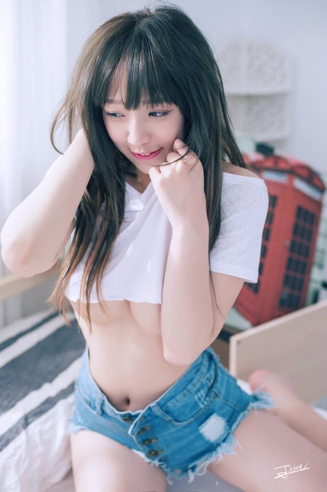 美女萝莉宝蔓性感自拍照美乳诱人