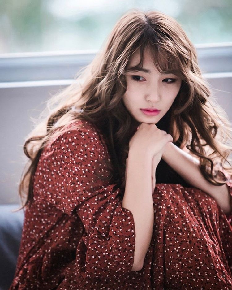 韩国车模李智雨车展写真气质迷人