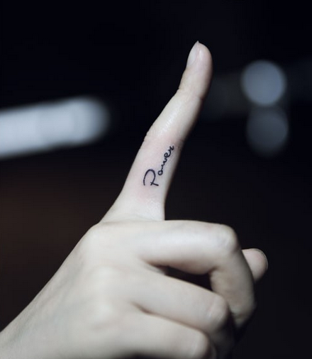 手指纹身的英文字母 手指头上漂亮的英文荧光字母纹身