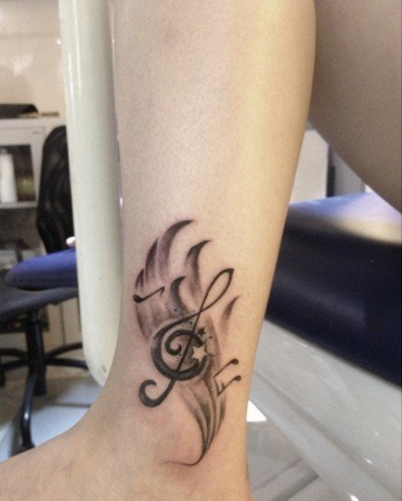 女生腿部潮流唯美的音符纹身图案
