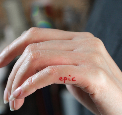 手指纹身的英文字母 手指头上漂亮的英文荧光字母纹身