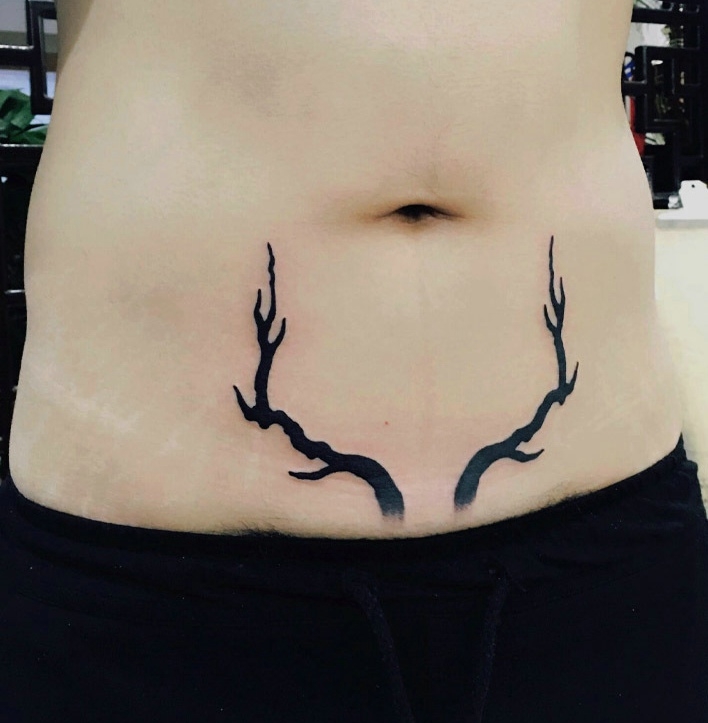 女生纹在锁骨处纹身 处在女生腹部的两边树枝纹身图片