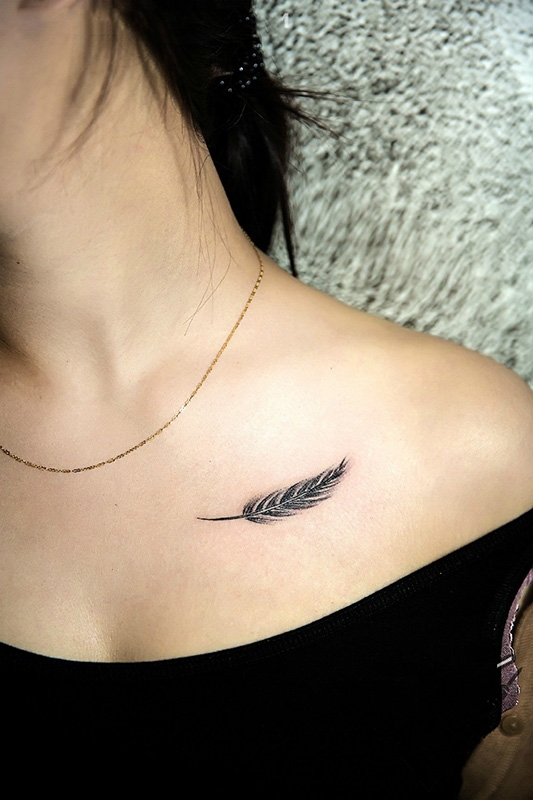 羽毛锁骨纹身 锁骨漂亮唯美的羽毛纹身图案