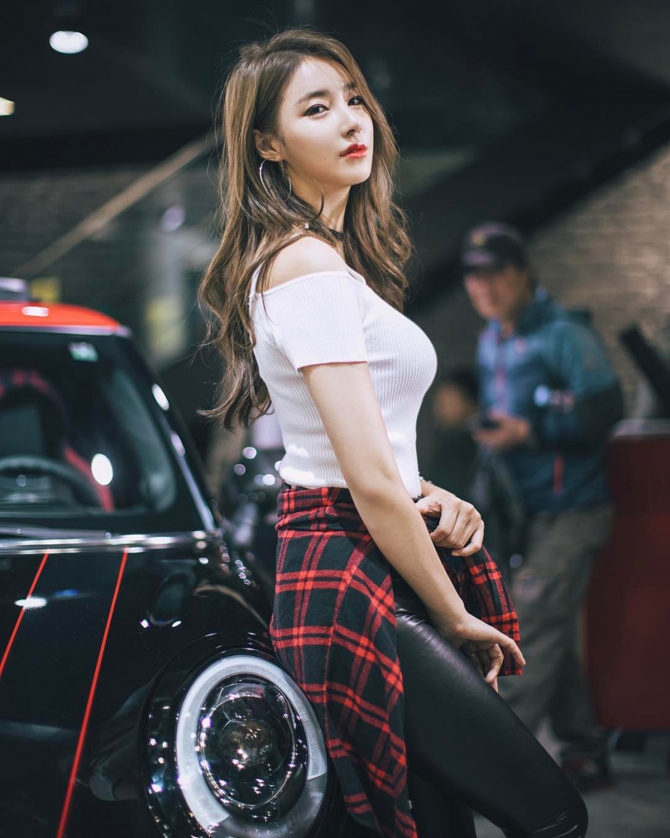 韩国车模李智雨车展写真气质迷人