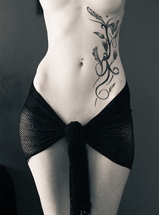 女生纹身藤蔓 女生性感腰部个性藤蔓纹身图片
