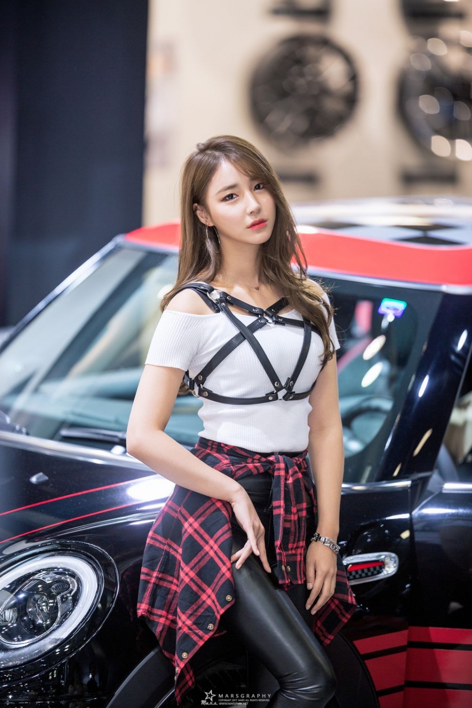 韩国车模李智雨车展写真气质迷人