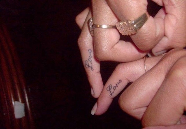 手指英文字母纹身图片 女生手指上漂亮的英文字母纹身