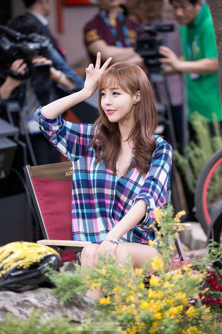 韩国美女徐珍儿制服短裙写真