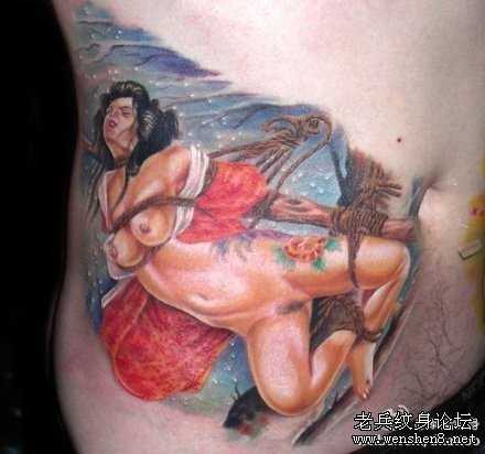日本纹身图片：一张超另类腹部美女纹身图案