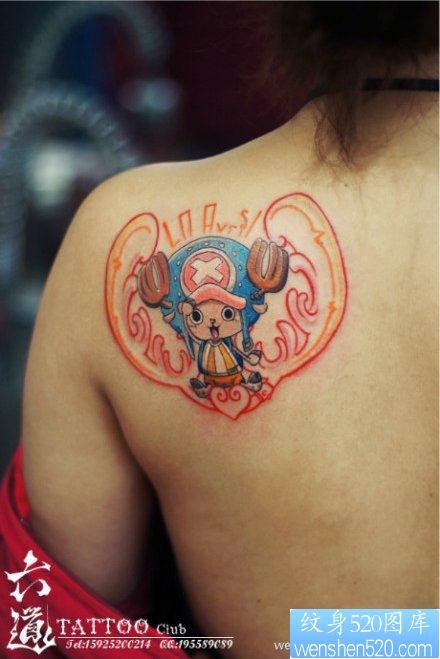 女人肩背可爱前卫的乔巴纹身图片