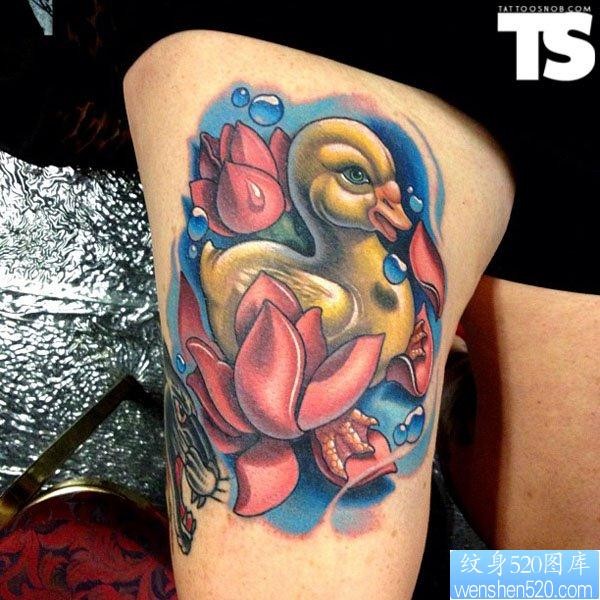 大腿上一张艳丽可爱的小黄鸭纹身作品
