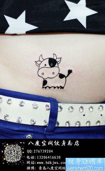 美女腹部可爱的卡通小牛纹身图片