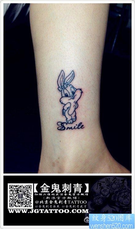女人腿部可爱的卡通兔子纹身图片