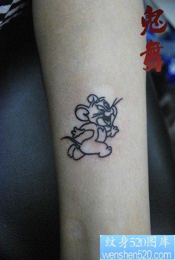 女人手臂可爱的卡通小老鼠纹身图片