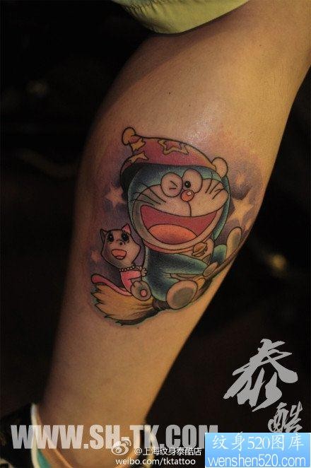 女人腿部一张可爱的卡通叮当猫纹身图片