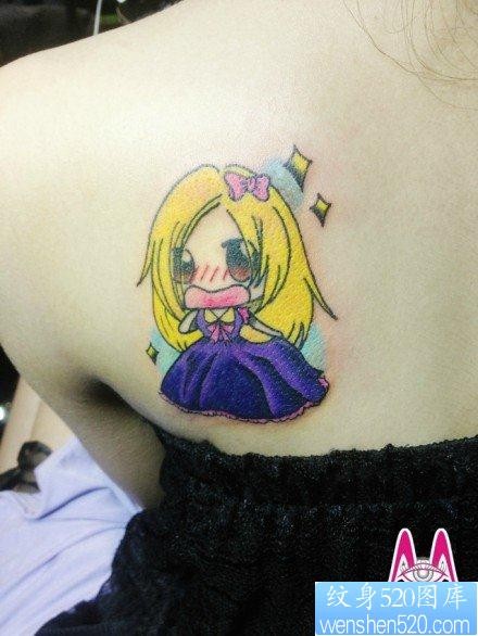 女人肩背可爱的卡通小女孩纹身图片
